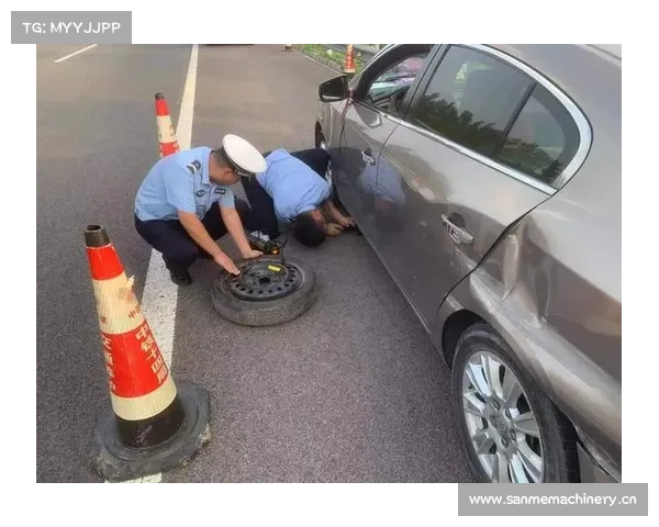 临渭区一轿车爆胎 交警帮换轮胎扳手像冰棍一样